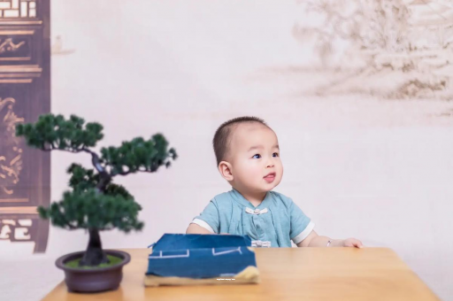 兰考怀孕肚子中间凹两边凸